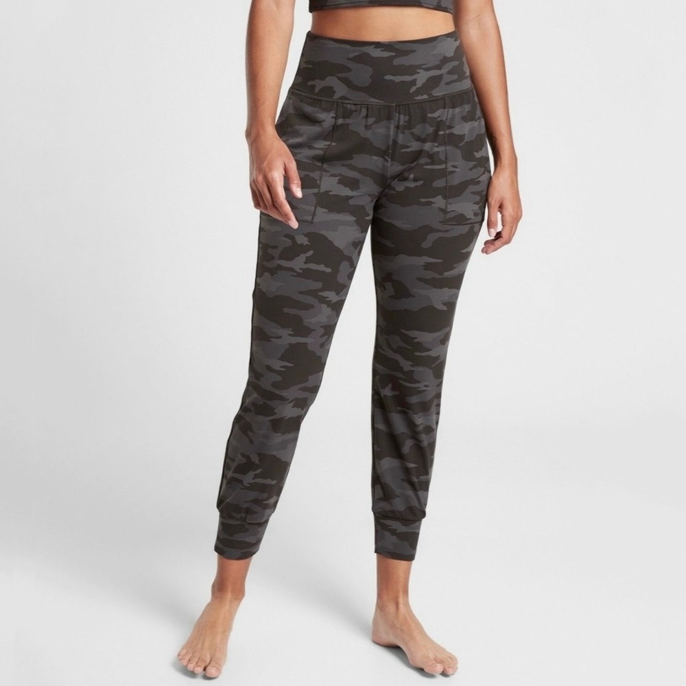 Athleta‎ Women's Salutation Jogger, Black Camo Sz M